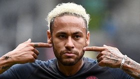 Neymar không sang Barcelona vào tháng Giêng tới