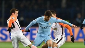 Bernardo Silva đi bóng qua hàng thủ Shakhtar Donetsk