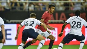 Mason Greenwood đi bóng trước hàng thủ đối phương