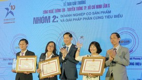 Lãnh đạo UBND TPHCM trao Bằng khen cho hạng mục Giải thưởng cho DN có sản phẩm và giải pháp phần cứng tiêu biểu.
