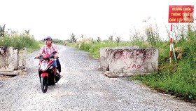 Dự án đầu tư xây dựng đường phía bờ Nam Sông Đốc nối vào quốc lộ 1A chậm tiến độ so với cam kết theo hợp đồng. Ảnh: TẤN THÁI