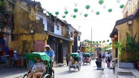 Khách du lịch thăm Phố cổ Hội An. (Ảnh: Anh Tuấn/TTXVN)