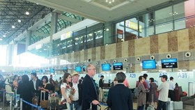 Hành khách làm thủ tục tại sân bay Nội Bài. (Ảnh: Việt Hùng/Vietnam+)