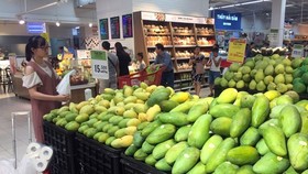 Khách lựa chọn mua hàng tại siêu thị Big C Hà Nội. (Ảnh: Trần Việt/TTXVN)
