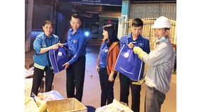 Các đoàn viên Công ty XSKTHG tặng quà cho công nhân có hoàn cảnh khó khăn vào dịp Tết Nguyên đán.
