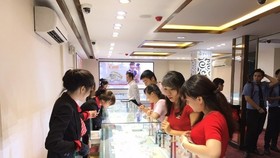 Giao dịch vàng tại Doji. (Ảnh: CTV/Vietnam+)