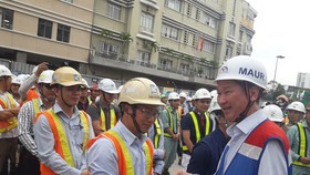 Phó Chủ tịch UBND TPHCM Trần Vĩnh Tuyến chúc mừng cán bộ- công nhân tại lễ ra quân.