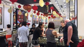 Khách hàng đang giao dịch vàng miếng. (Ảnh: Đức Duy/Vietnam+)