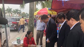 Đoàn kiểm tra ATTP của Bộ Y tế và Sở Y tế tỉnh Nam Định kiểm tra công tác ATTP xung quanh khu vực đền Trần. Ảnh: VGP/Hiền Minh