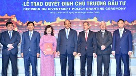 Thủ tướng Nguyễn Xuân Phúc chứng kiến lễ trao quyết định chủ trương đầu tư các dự án liên quan đến lĩnh vực du lịch, nghỉ dưỡng, nông nghiệp.