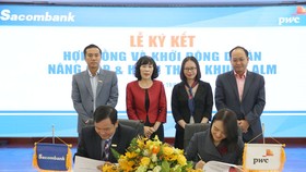 Đại diện 2 đơn vị, ông Hà Văn Trung – Phó Tổng giám đốc kiêm Giám đốc khối Tài Chính, Giám đốc dự án ALM của Sacombank và bà Đinh Thị Hồng Hạnh – Phó Tổng giám đốc PwC Việt Nam ký kết hợp đồng khởi động dự án ALM.