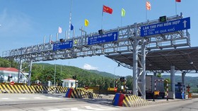 Nhiều trạm thu phí đường bộ vẫn sử dụng 2 làn thu phí hỗn hợp và tự động