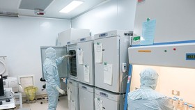 Là bệnh viện đầu tiên ở Việt Nam nghiên cứu áp dụng liệu pháp miễn dịch tự thân hỗ trợ điều trị ung thư, Bệnh viện Vinmec Times City đã xây dựng quy trình chuẩn, đảm bảo truyền tế bào miễn dịch an toàn, đạt hiệu quả tối ưu.