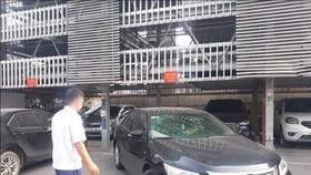 Nhân viên điểm trông giữ xe của Công Ty TNHH Một Thành Viên Khai Thác Điểm Đỗ Xe Hà Nội hướng dẫn xe ra vào điểm đỗ xe lắp ghép. (Ảnh: Tuyết Mai/TTXVN)
