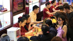Giao dịch vàng tại Bảo Tín Minh Châu. (Ảnh: CTV/Vietnam+)