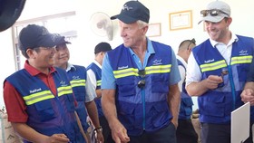 Huyền thoại golf Greg Norman (giữa) cùng Chủ tịch Nutifood Trần Thanh Hải (trái) thăm nông trường cà phê Nuticad