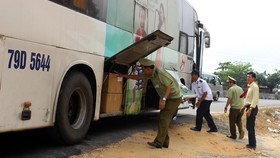 Kiểm tra việc vận chuyển sản phẩm thịt và nội tạng lợn. (Ảnh: Thế Lập/TTXVN)