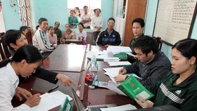 Giao dịch tại Ngân hàng Chính sách Xã hội. (Ảnh: CTV/Vietnam+)