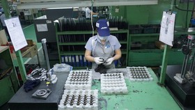 Sản xuất máy may công nghiệp và các thành phần mài tại công ty Juki Việt Nam. (Ảnh: TTXVN)