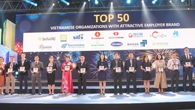 Ông Vũ Đức Hưng, Giám đốc Khối Quản trị nguồn Nhân lực đại diện SCB nhận giải tại chương trình.
