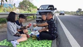 Cảnh dừng xe ăn uống trên cao tốc Nội Bài - Lào Cai ngày 6-2-2019 và được livestream trên mạng xã hội. Ảnh cắt từ clip