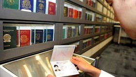 Quy định hộ chiếu có gắn chíp điện tử còn nhiều ý kiến trái chiều