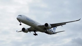Máy bay A350-1000 của hãng Airbus thực hiện chuyến bay thử nghiệm. (Ảnh: AFP/TTXVN)