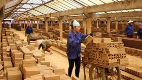 Sản xuất gạch. (Ảnh: Văn Tý/TTXVN)