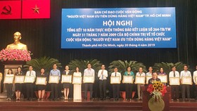 Đại diện VinComerce (thứ 8 từ phải sang) cùng các đơn vị khác nhận bằng khen của UBND TP.HCM