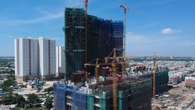 Một khu cao ốc đang xây dựng tại quận 8, TPHCM. Ảnh: CAO THĂNG