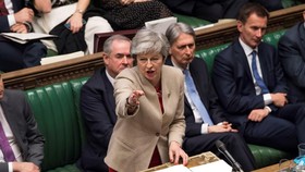 Thủ tướng Anh Theresa May (phía trước) phát biểu tại phiên họp của Hạ viện về thỏa thuận Brexit tại London, ngày 29/3/2019. (Ảnh: THX/TTXVN)