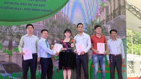 Một số người dân mua đất dự án đã được nhận sổ chuyển quyền sử dụng đất.