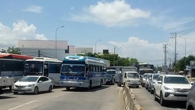 Các tài xế phản ứng thu phí tại trạm T2 - QL91 khiến tình hình giao thông tại khu vực bị ùn ứ
