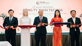 Thủ tướng Chính phủ Nguyễn Xuân Phúc, Phó Thủ tướng Chính phủ Trịnh Đình Dũng cùng Chủ tịch HĐQT kiêm Tổng giám đốc Tập đoàn T&T Group Đỗ Quang Hiển cắt băng khai trương công ty T&T Nga.