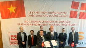 Ông Lê Thanh Thuấn và ông Lasse Hansen đồng thuận ký biên bản hợp tác.