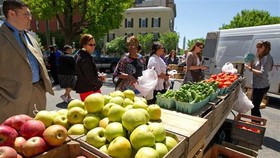 Khách hàng mua rau củ quả tại một chợ nông trại ở Washington, DC. (Ảnh: AFP/TTXVN)