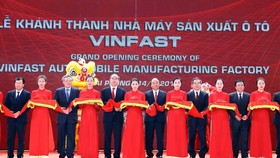Thủ tướng Nguyễn Xuân Phúc và các đại biểu cắt băng khánh thành. (Ảnh: Thống Nhất/TTXVN)