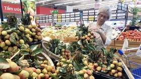 Người tiêu dùng Tp. Hồ Chí Minh mua vải thiều Lục Ngạn, Bắc Giang tại Co.opmart Huỳnh Tấn Phát, Quận 7. (Ảnh: Mỹ Phương/TTXVN)