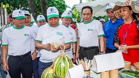 Thủ tướng Nguyễn Xuân Phúc tham quan các sản phẩm thân thiện với môi trường.