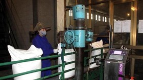 Đóng gói đường tại Công ty Cổ phần Mía đường Sơn Dương. (Ảnh: Quang Cường/TTXVN)