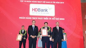 Đại diện HDBank nhận giải thưởng.