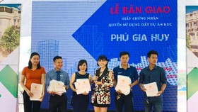 Khách hàng nhận 324 GCN tại dự án Phú Gia Huy
