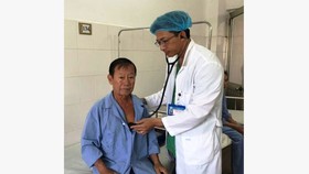 Bác sĩ chăm sóc cho bệnh nhân Đảm, sức khỏe đã ổn định.