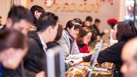 Khách hàng giao dịch vàng miếng. (Ảnh: Đức Duy/Vietnam+)