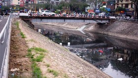 Nước sông Tô Lịch đen như mực. (Ảnh: P.V/Vietnam+)