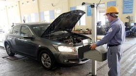 Trong trường hợp Quỹ Bảo trì đường bộ dừng hoạt động, chủ phương tiện ôtô vẫn phải nộp phí tại các đơn vị đăng kiểm xe cơ giới trên cả nước. (Ảnh: Hoàng Hùng/TTXVN)