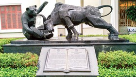 Biểu tượng trước Sở Giao dịch chứng khoán TPHCM.