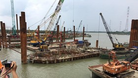Dự án chống ngập của TPHCM thi công cầm chừng do vướng mặt bằng. Ảnh: QUỐC HÙNG