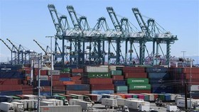 Hàng hóa của Trung Quốc chờ bốc dỡ tại cảng Long Beach ở Los Angeles, California, Mỹ ngày 16/2. (Nguồn: AFP/TTXVN)
