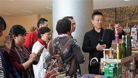 Khách du lịch Trung Quốc mua hàng tại Bảo tàng Đà Nẵng. (Nguồn: baoquangninh.com.vn)